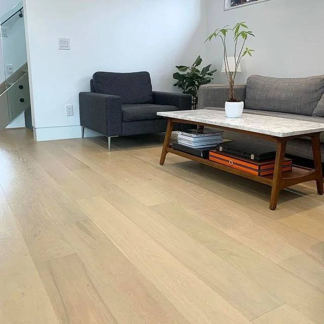 Best Vinyl Plank Direction to Lengthen Narrow Living Rooms in Dubai Marina Apartments