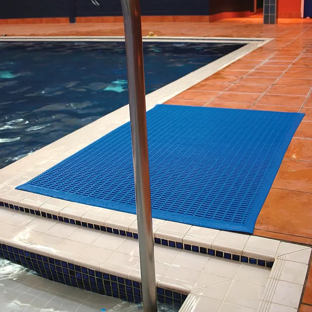 Swimming pool mat